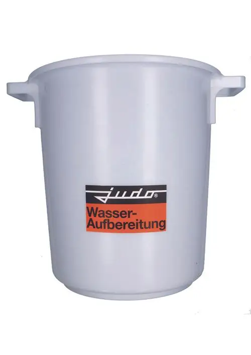 Weißer Kunststoffbehälter mit seitlichen Griffen und schwarzem Judo-Logo. Darauf steht der Text „Wasser-Aufbereitung“ auf orangefarbenem Hintergrund.